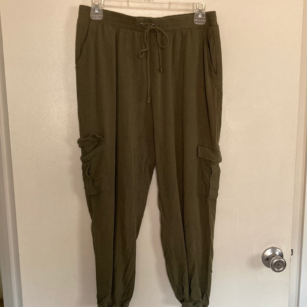 Socialite Junior’s Olive Joggers w/ Elastic Waistband (size L)